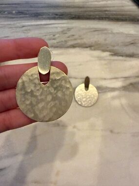 Kendra Scott Hammered Round Drop Earrings in Gold